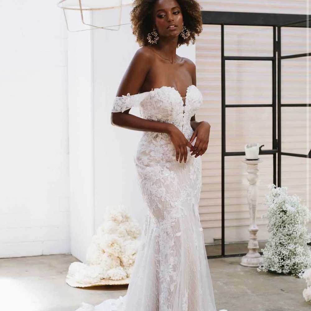 Elegant White Lace Wedding Dress